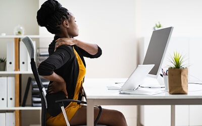 ¿Por qué me duele el cuello y me dan tirones cuando estoy sentado en mi escritorio en el trabajo?
